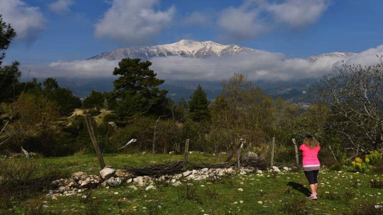 Antalya'daki 5 turist, dağdaki kuyuya düştü