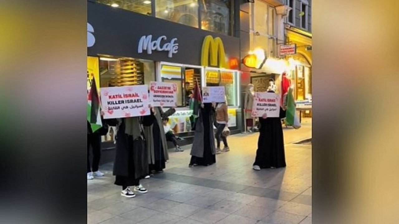 McDonald's Şubesi Önünde İsrail Saldırılarına Karşı Protesto