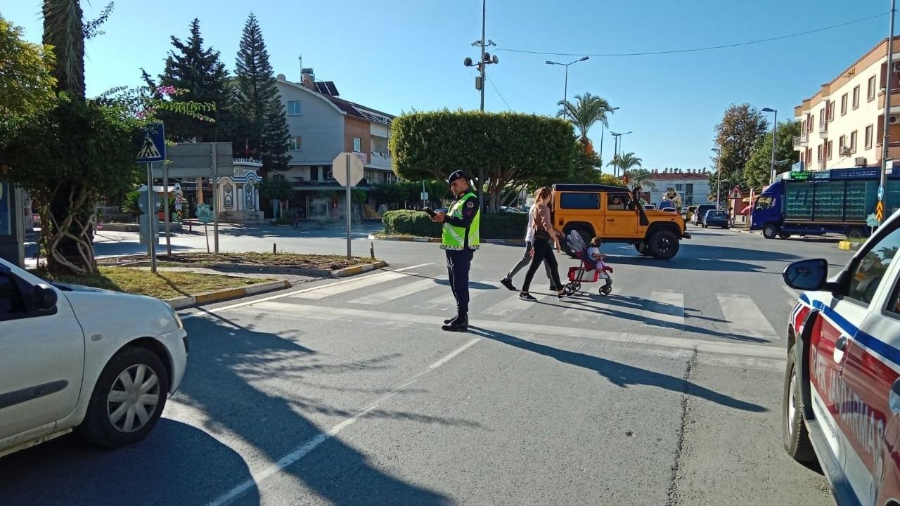 Alanya'da Kaza, Ticari Taksi ve Motosiklet Çarpıştı