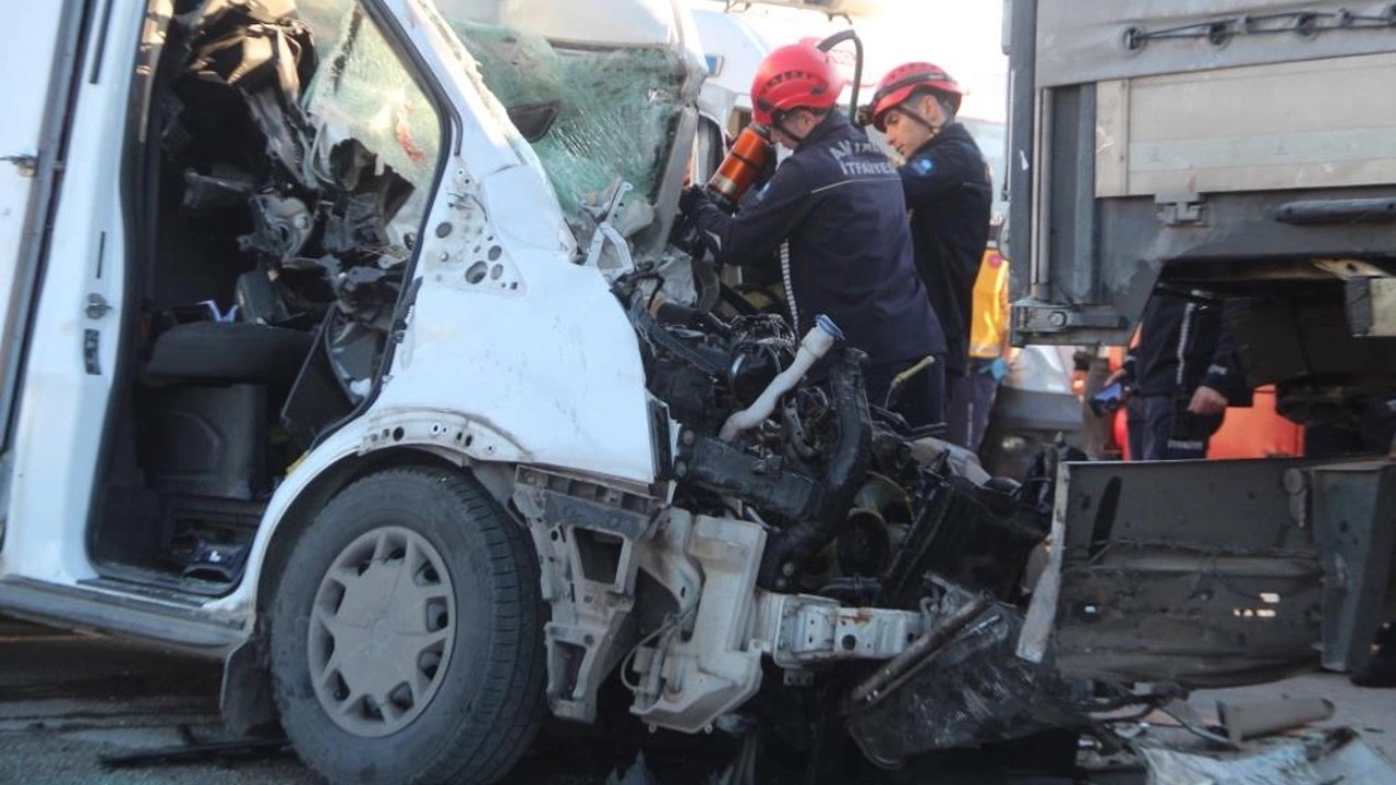 Antalya'da Minibüs Park Halindeki Tıra Çarptı: 1 Kişi Hayatını Kaybetti 1 Kişi Yaralı