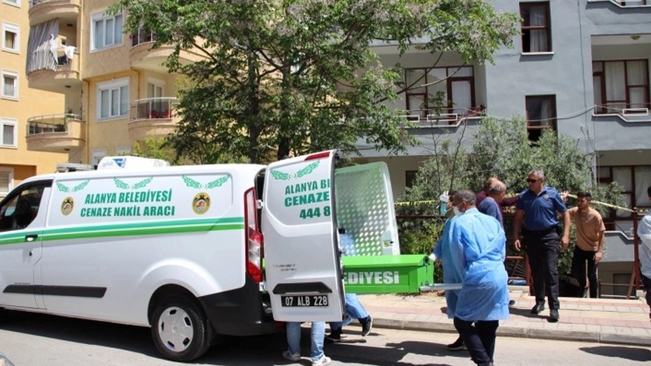 Evinin Salonunda Cansız Bedeniyle Karşılaştılar