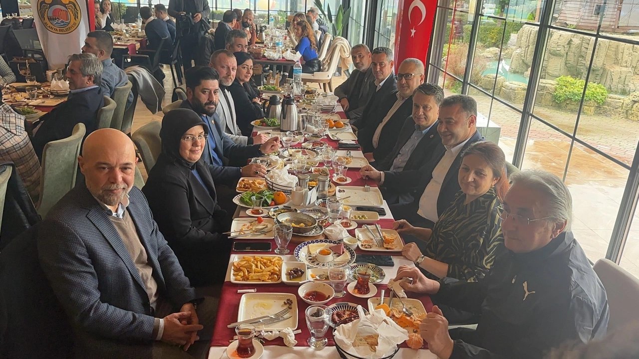 Başkan Yücel, Alanya Basınıyla Çalışan Gazeteciler Günü'nde Buluştu