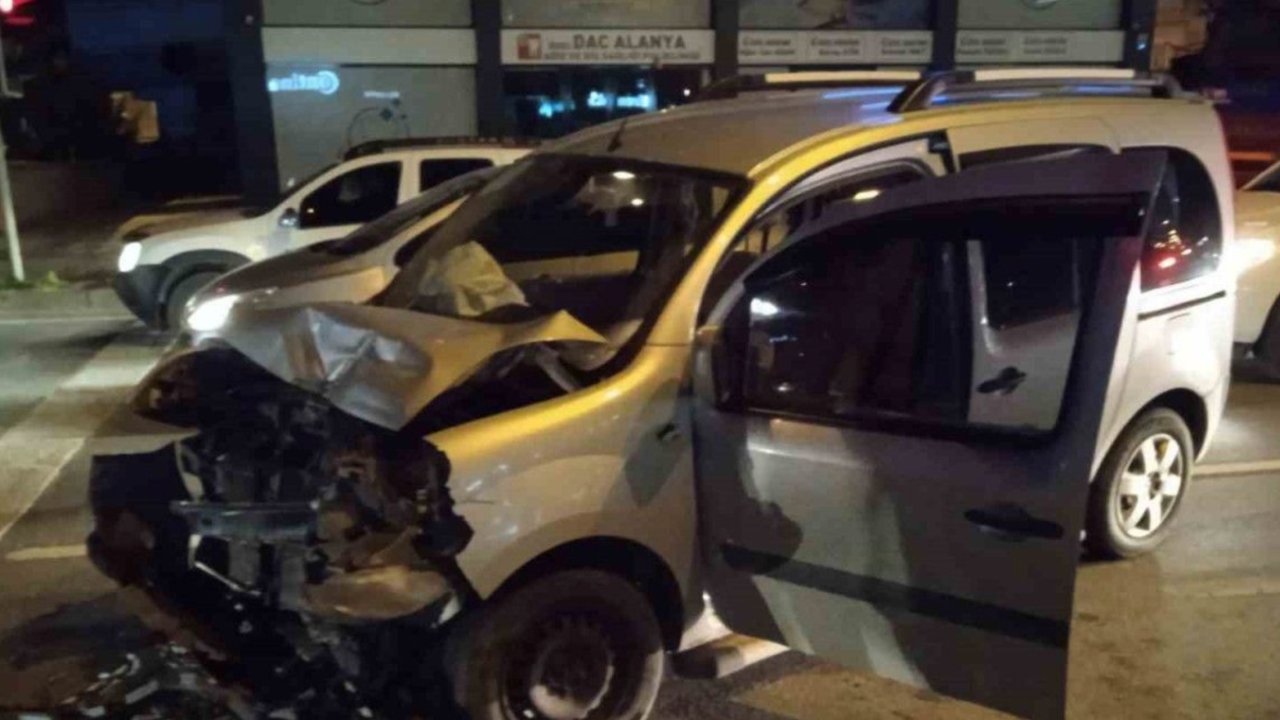 Alanya'da Kırmızı Işıkta Büyük Kaza: Araçlar Hurdaya Döndü