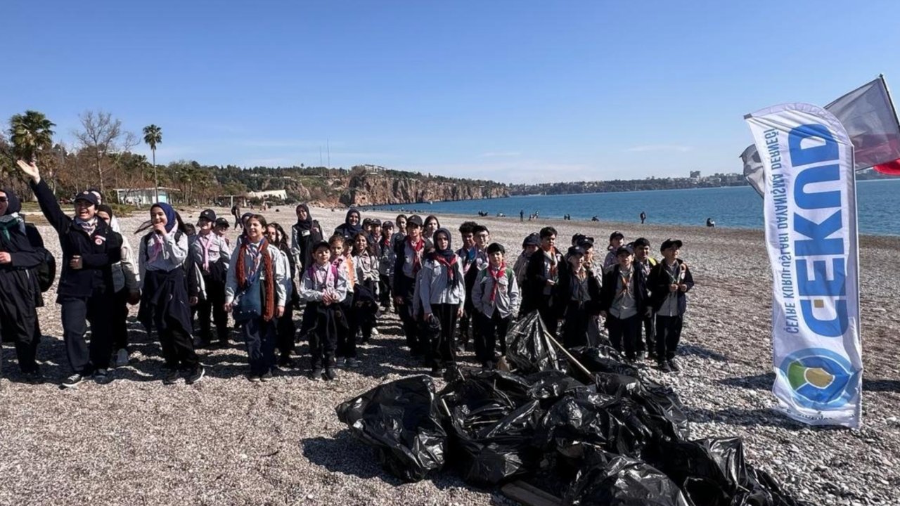 Gönüllüler, Antalya Konyaaltı Sahilinde Büyük Temizlik Gerçekleştirdi