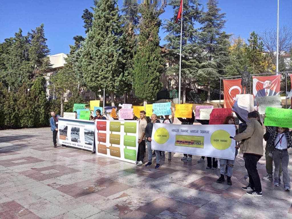 bilecik-te-universite-ogrencilerinden-ulasim-eylemi-1.jpg
